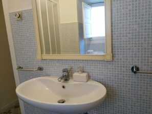Double Room Single Use | Bathroom | Shower, free toiletries, bidet, towels - Rubens (Catania)