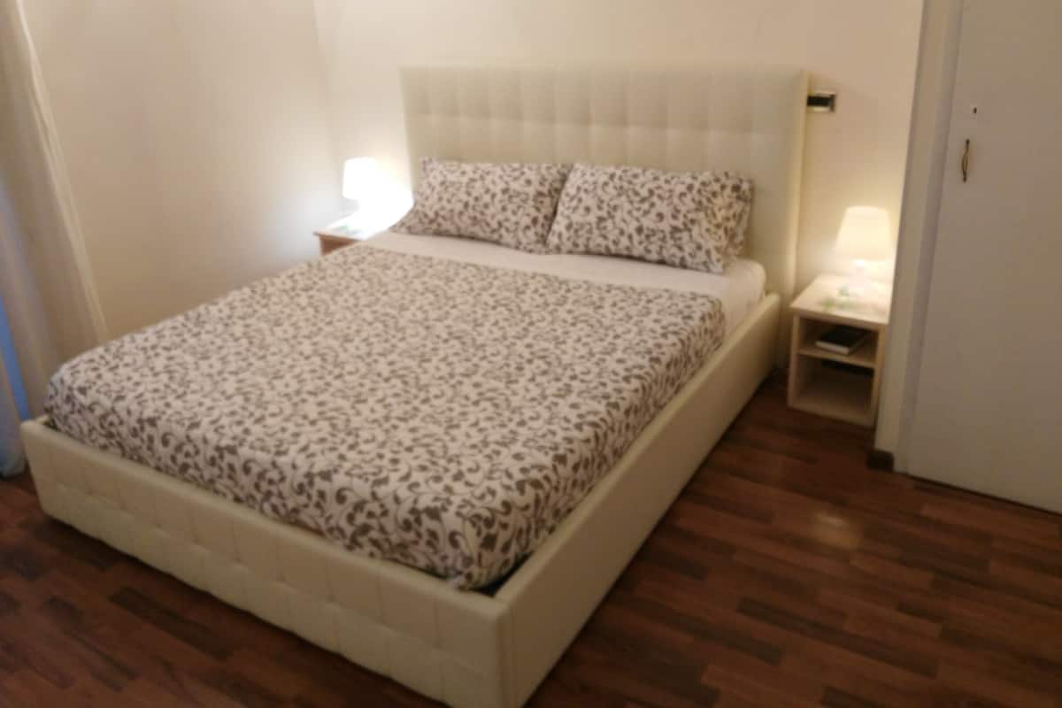 Habitación doble | Minibar, caja de seguridad en la habitación y escritorio