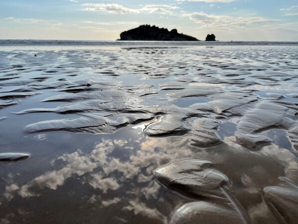 Plage privée, chaises longues, parasols, serviettes de plage