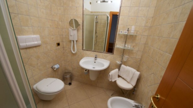 Double Room | Bathroom | Shower, hair dryer, bidet, towels - Portonuovo (Vieste)