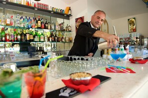 Bar junto a la piscina