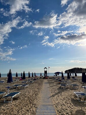 Plage privée, chaises longues, parasols, serviettes de plage