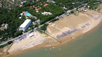 Privatstrand, Liegestühle, Sonnenschirme, Strandtücher