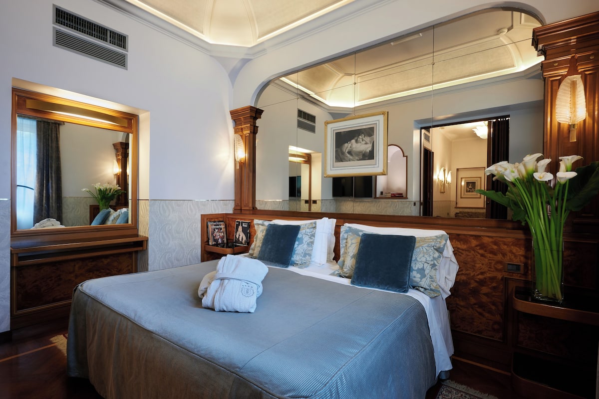 Junior Suite | Premium bedding, minibar, in-room safe, individually decorated