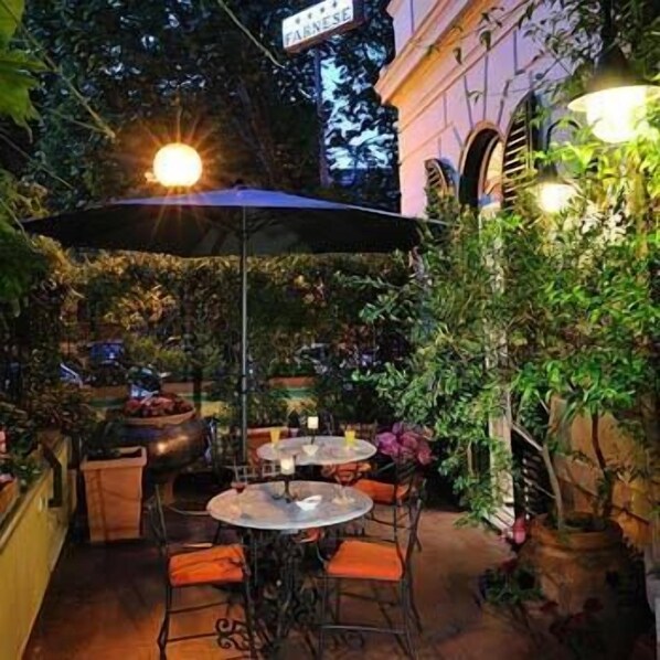 Outdoor dining - Hotel Farnese (Rome)