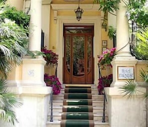 Property entrance - Hotel Farnese (Rome)