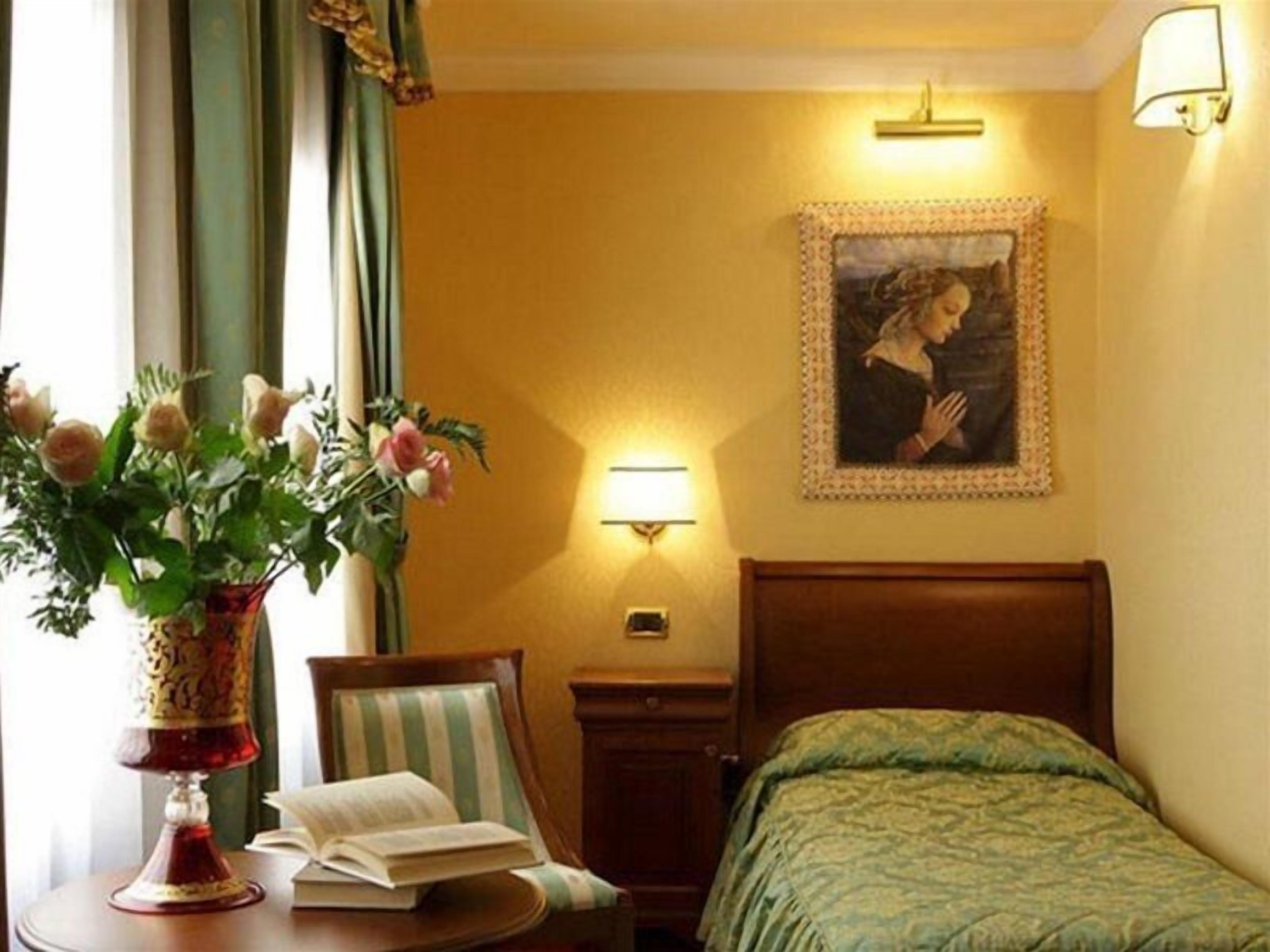 minibar, in-room safe, free wifi, bed sheets