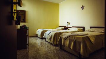 Schreibtisch, Babybetten, kostenloses WLAN, Bettwäsche