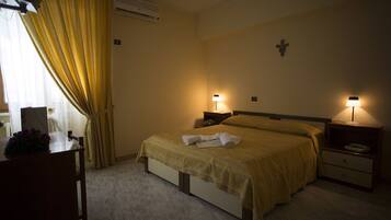 Schreibtisch, Babybetten, kostenloses WLAN, Bettwäsche