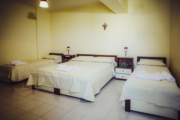 Habitación triple | Escritorio, cunas, wifi gratis y ropa de cama 