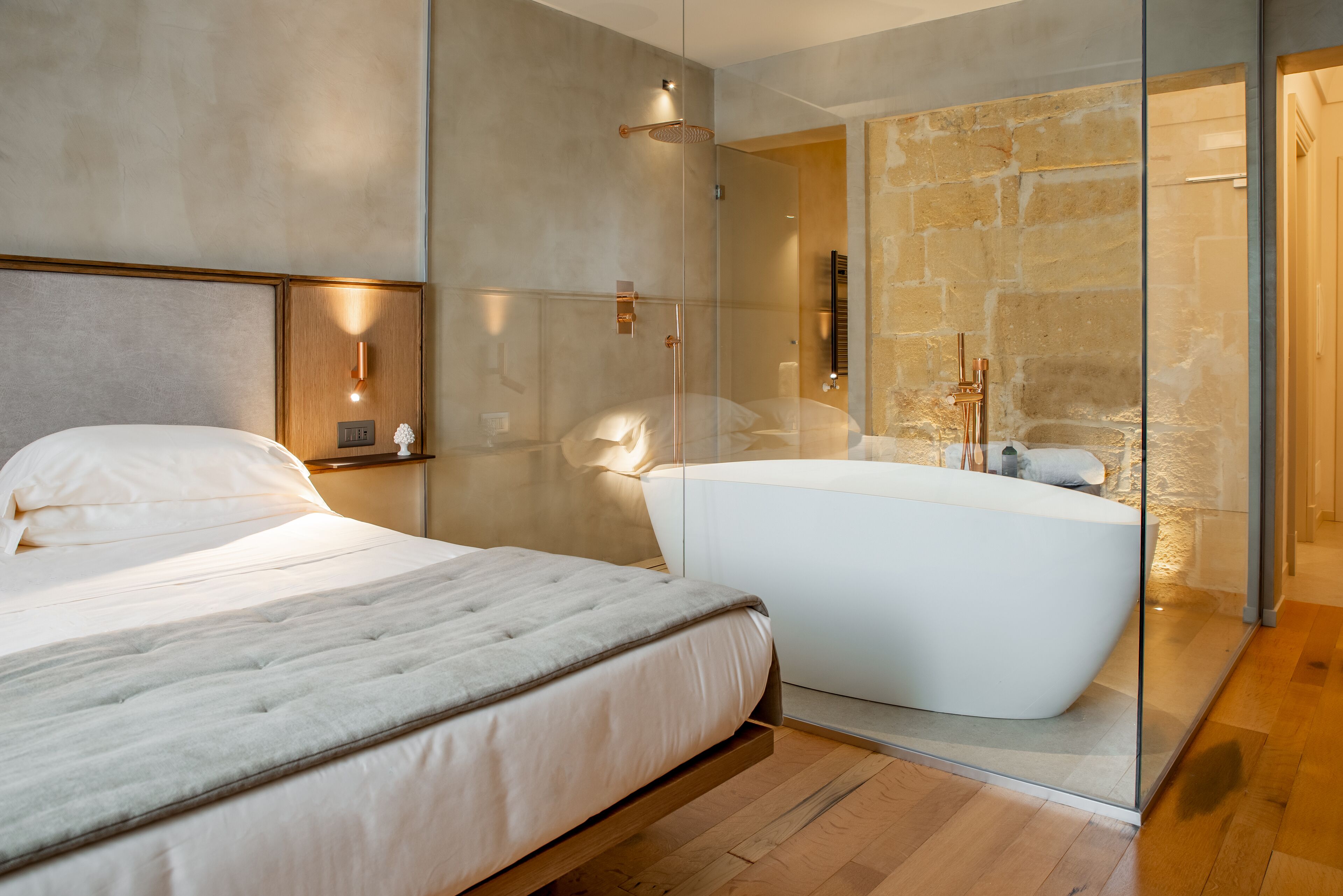 junior studio suite, 1 king bed, bathtub | bathroom | combined shower/bathtub, deep-soaking bathtub, rainfall showerhead