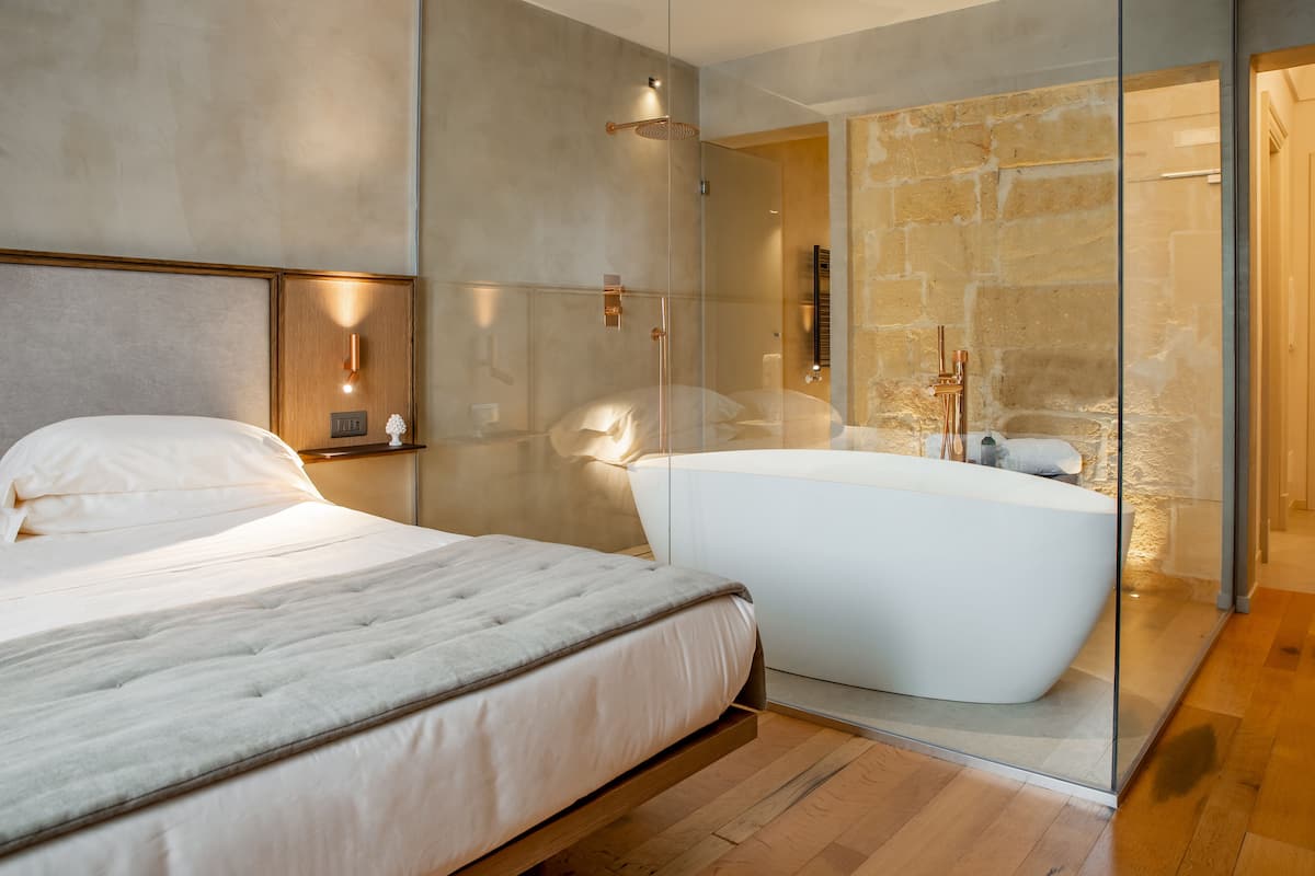 junior studio suite, 1 king bed, bathtub | bathroom | combined shower/bathtub, deep-soaking bathtub, rainfall showerhead