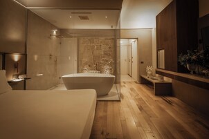 Junior Studio Suite, 1 King Bed, Bathtub | Down comforters, minibar, in-room safe, desk