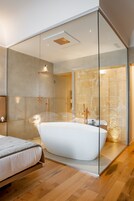 Suite monolocale Junior, 1 letto king, vasca da bagno | Bagno | Combinazione doccia/vasca, vasca da bagno a immersione totale