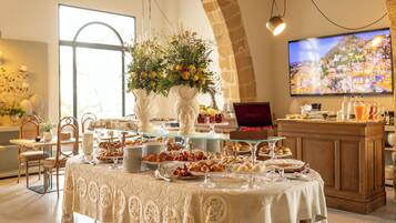 Daily cooked-to-order breakfast (EUR 10 per person)