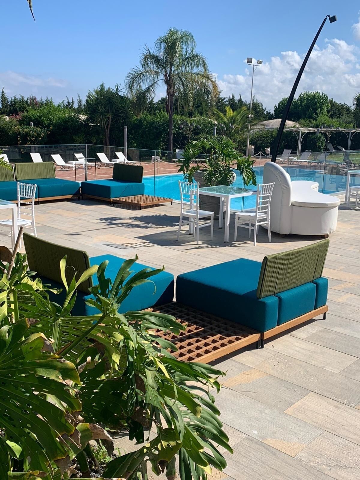 Piscine extérieure (ouverte en saison), parasols de plage