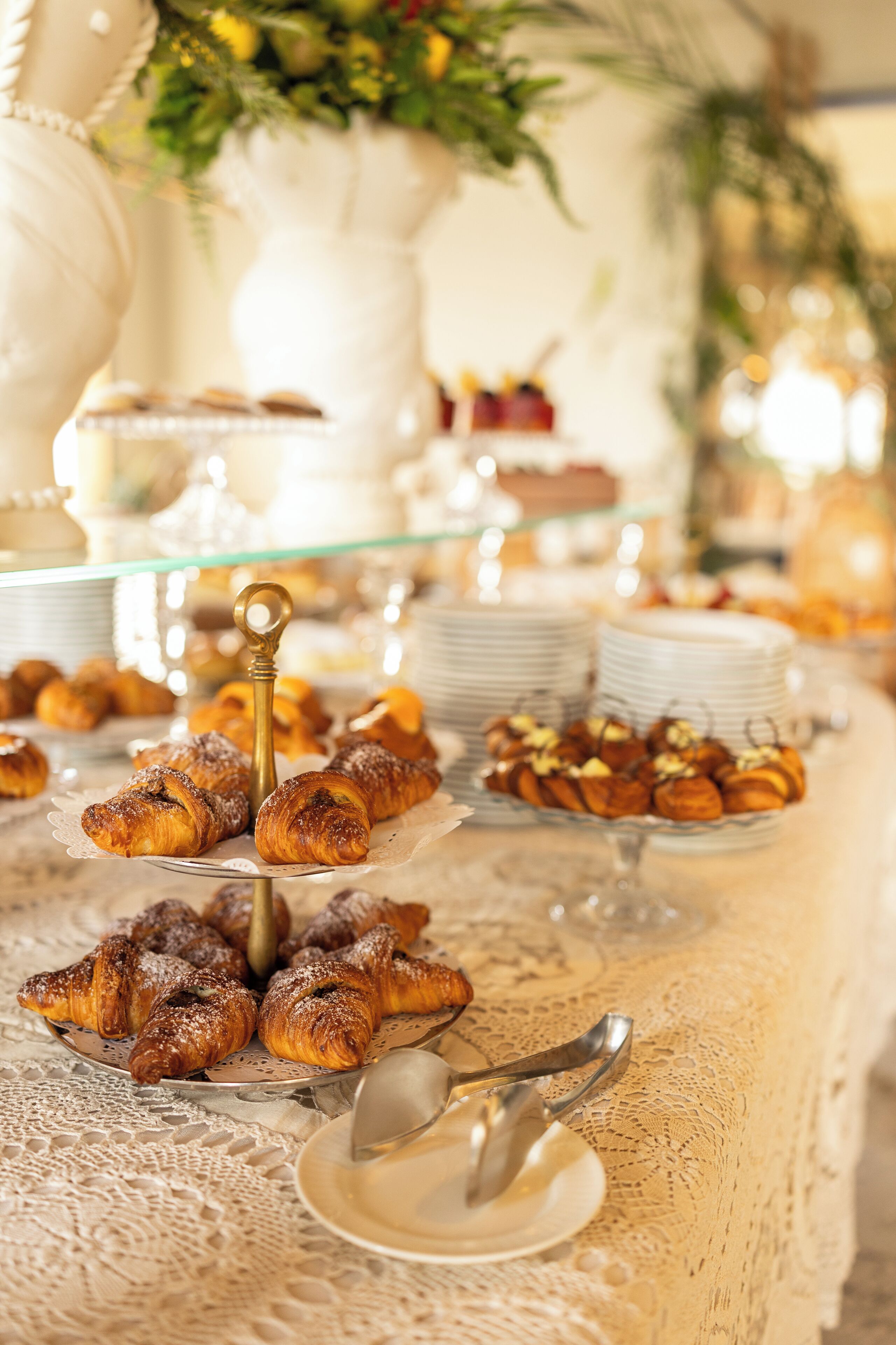 Una mesa de buffet con pasteles y una decoración central.