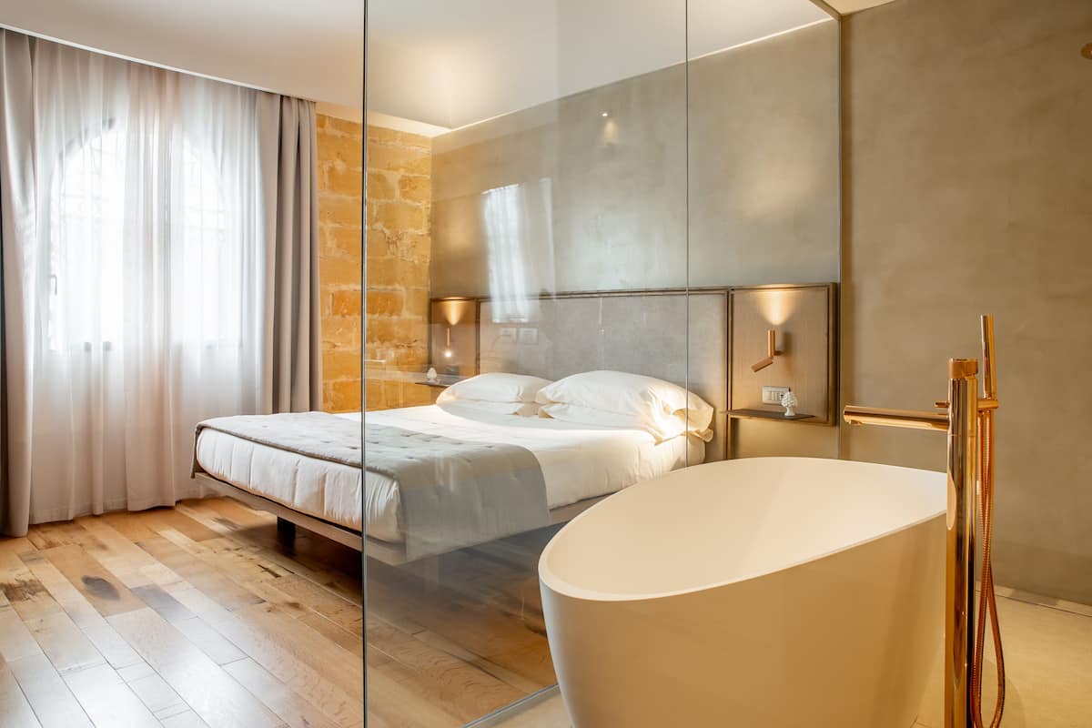 junior studio suite, 1 king bed, bathtub | 1 bedroom, down duvets, minibar, in-room safe