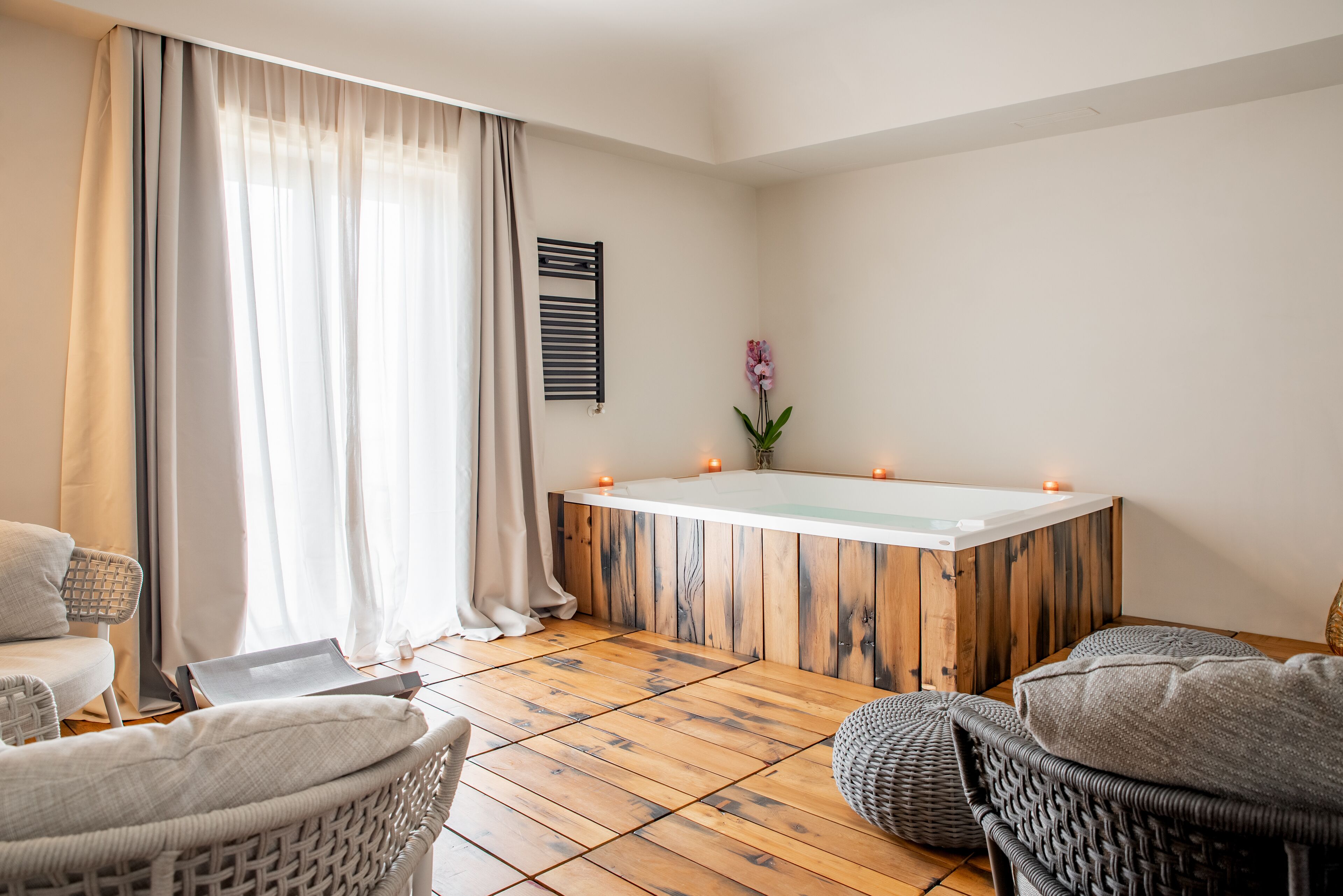 deluxe suite, 1 king bed, sauna, courtyard view | terrace/patio