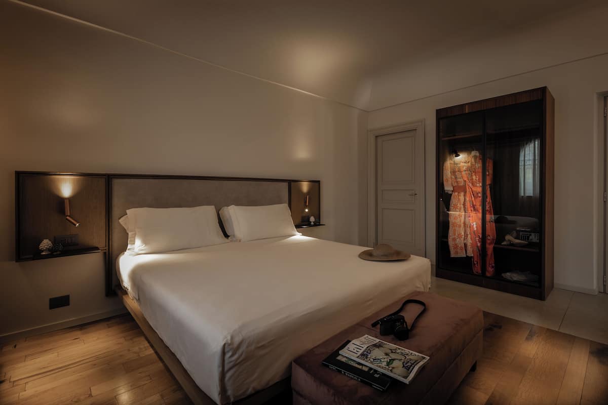 Deluxe-Suite, 1 King-Bett, Sauna, Blick auf den Innenhof | 1 Schlafzimmer, Daunenbettdecken, Minibar, Zimmersafe