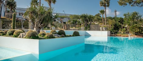 Piscina stagionale all'aperto, ombrelloni da piscina, lettini