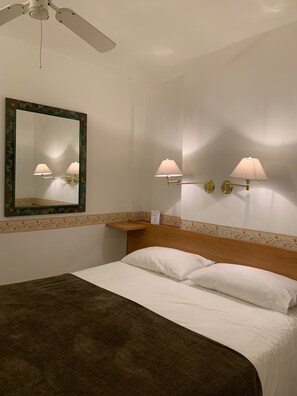 Appartement Standard, 2 chambres, coin cuisine, rez-de-chaussée | Coffres-forts dans les chambres, fer et planche à repasser