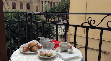 Desayuno buffet diario (EUR 10 por persona)