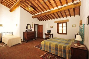 Quarto casal | Escrivaninha, ferros/tábuas de passar roupa, berços (sobretaxa)