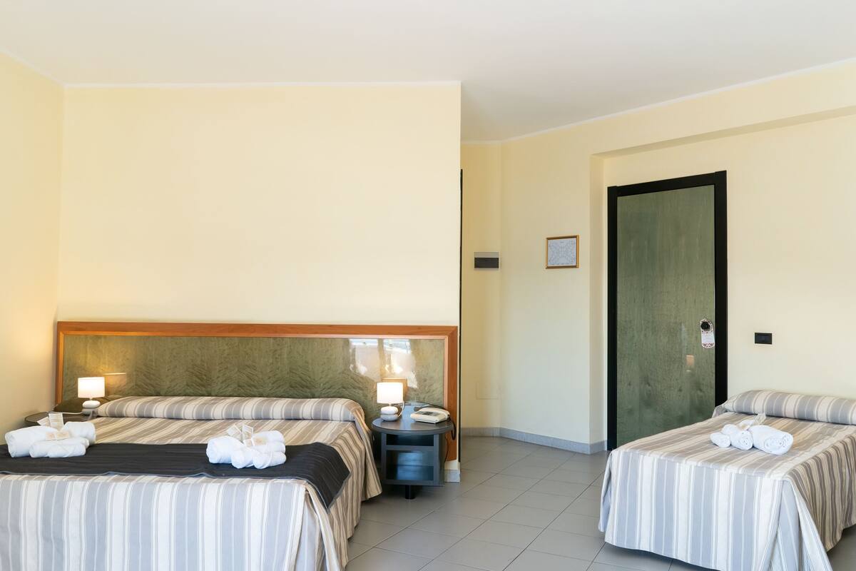 Triple Room | Bar mini, peti besi dalam bilik, meja, katil bayi/kot (surcaj)