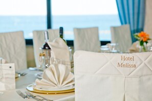 Lunch and dinner served - Melissa (Melissa)