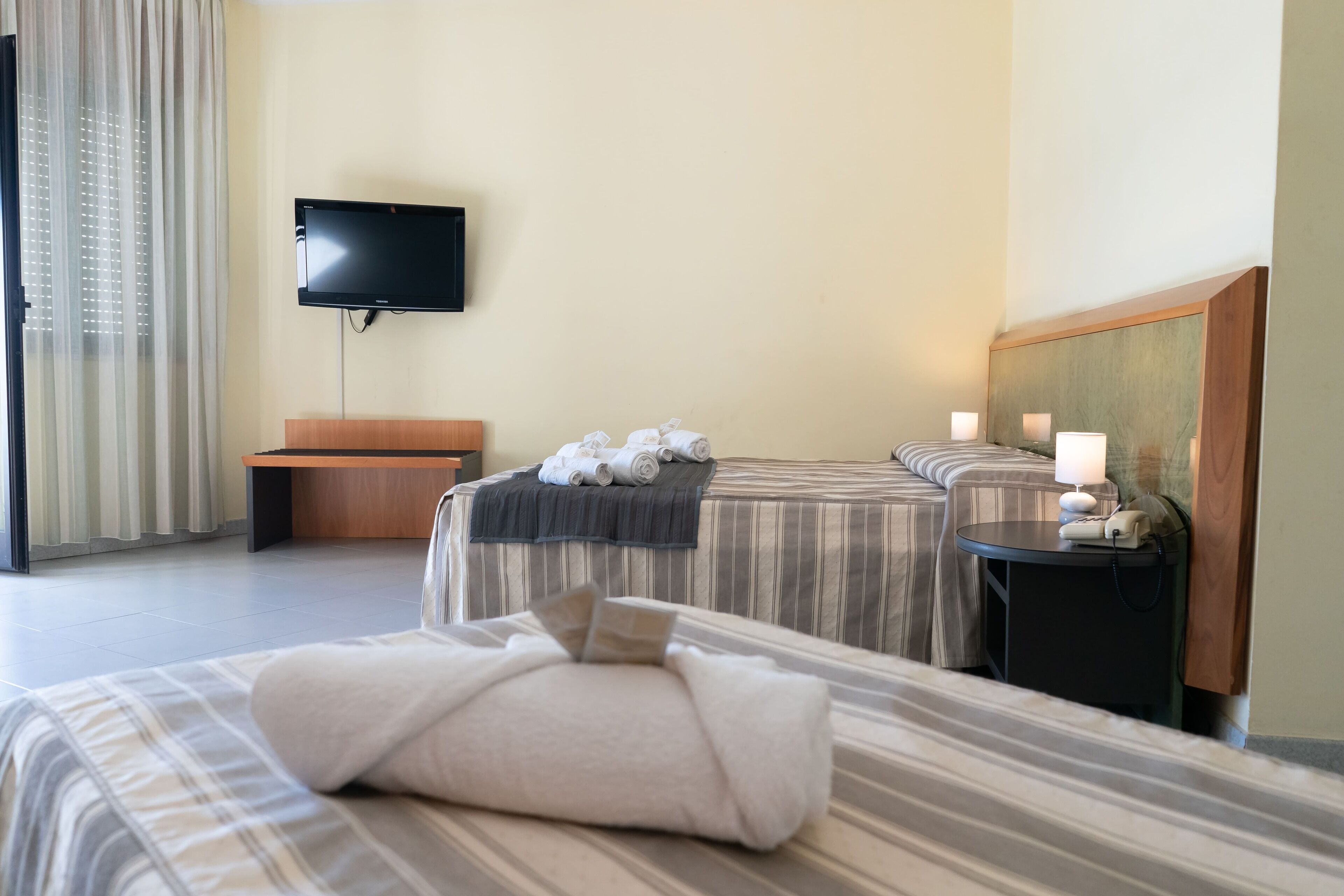 triple room | minibar, in-room safe, desk, cots/infant beds