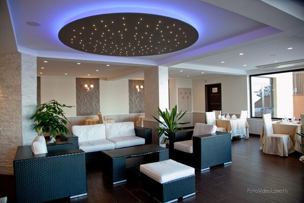 Lunch and dinner served, sea views 