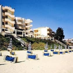 Spiaggia privata, lettini da mare, ombrelloni