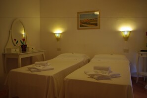 In-room safe, desk, laptop workspace, cribs/infant beds - Il Girasole (Milan)