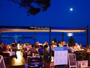 Spécialités Cuisine locale et internationale, vue sur la plage