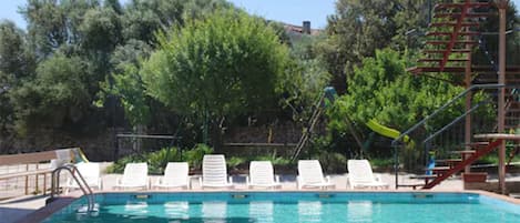 Alberca al aire libre y camastros