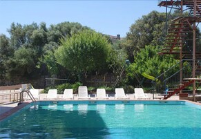 室外泳池；躺椅