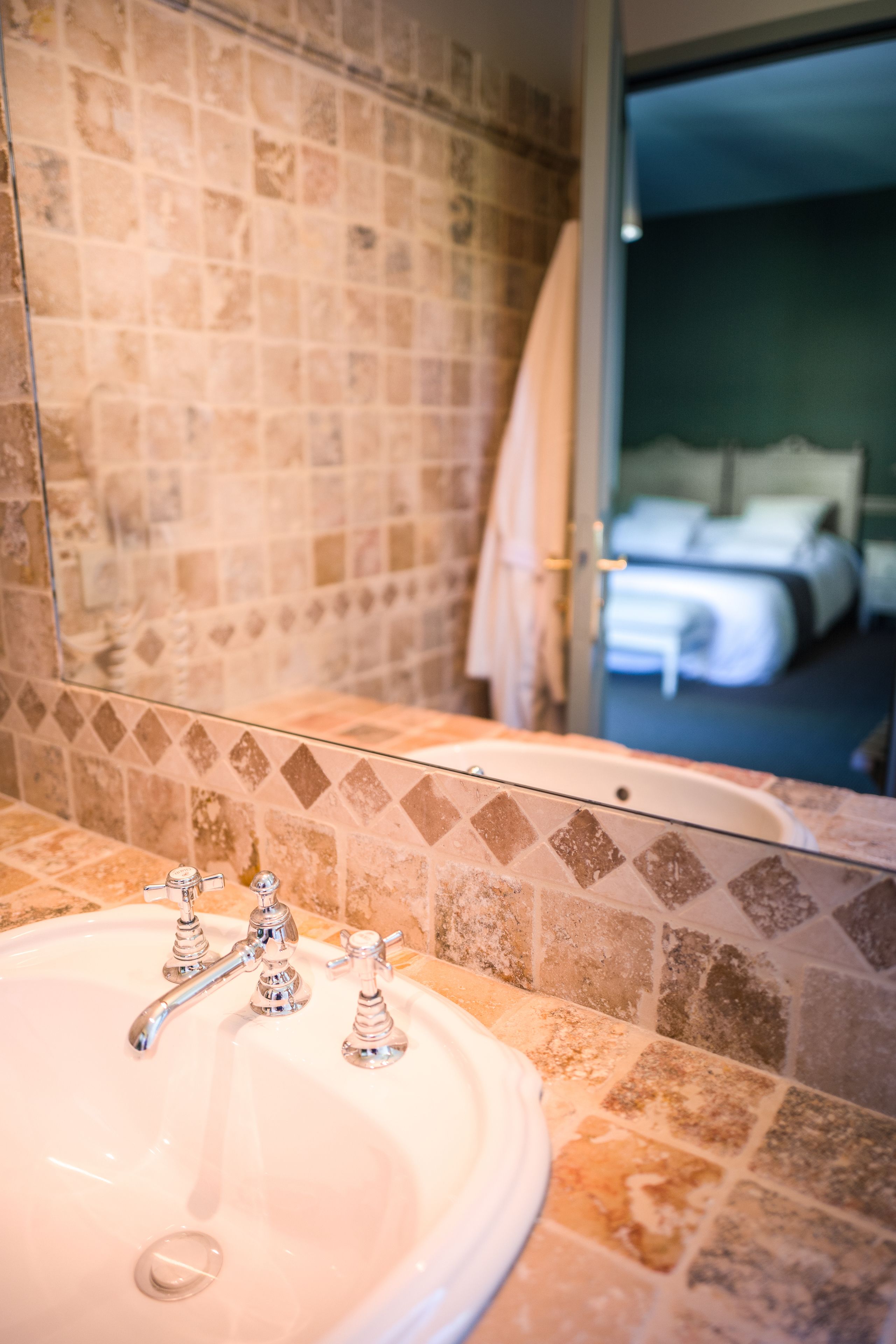 deluxe double room | bathroom | free toiletries, towels