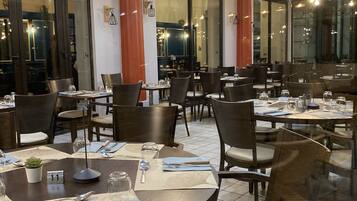 Frühstück, Mittagessen, Abendessen, regionale Küche