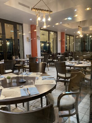 Breakfast, lunch, dinner served; Regional cuisine 