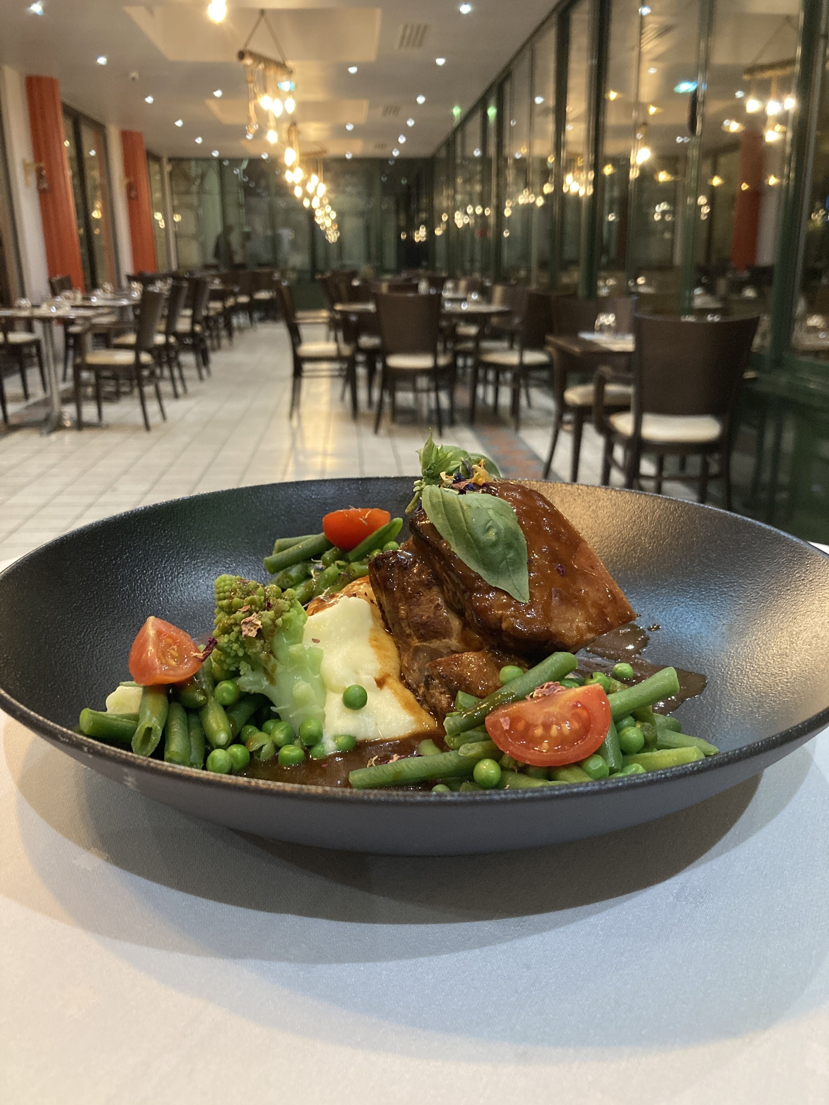 Breakfast, lunch, dinner served; Regional cuisine 