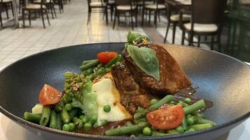 Breakfast, lunch, dinner served; Regional cuisine