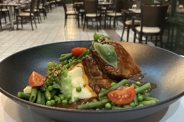 FrĂŒhstĂŒck, Mittagessen, Abendessen, regionale KĂŒche