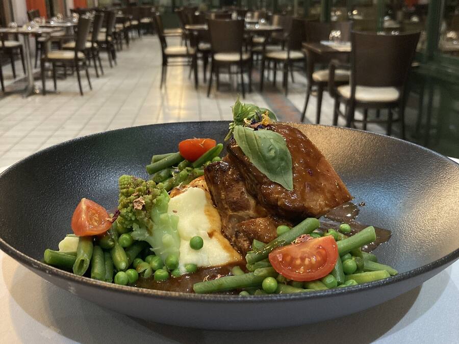 Café da manhã, almoço e jantar; culinária regional