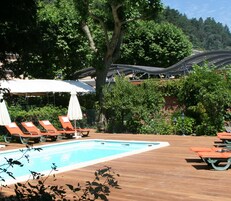 Una piscina al aire libre