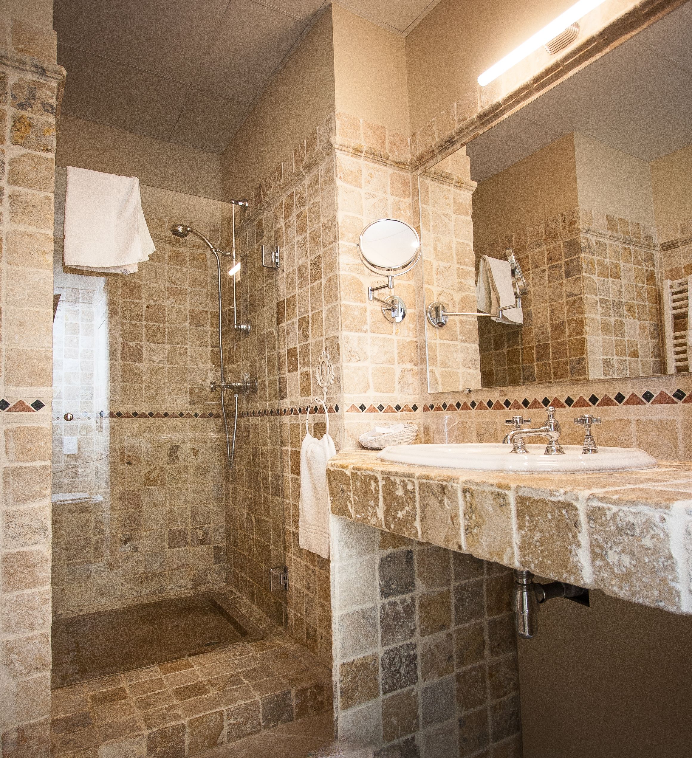 standard double room | bathroom | free toiletries, towels