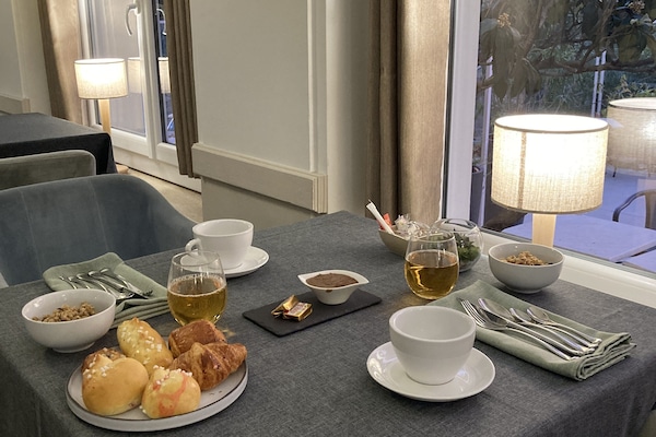 Café da manhã com buffet todos os dias mediante uma taxa