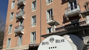 Un hotel llamado "Hotel Helvie" con un letrero que indica que forma parte del grupo "les Collectionneurs".