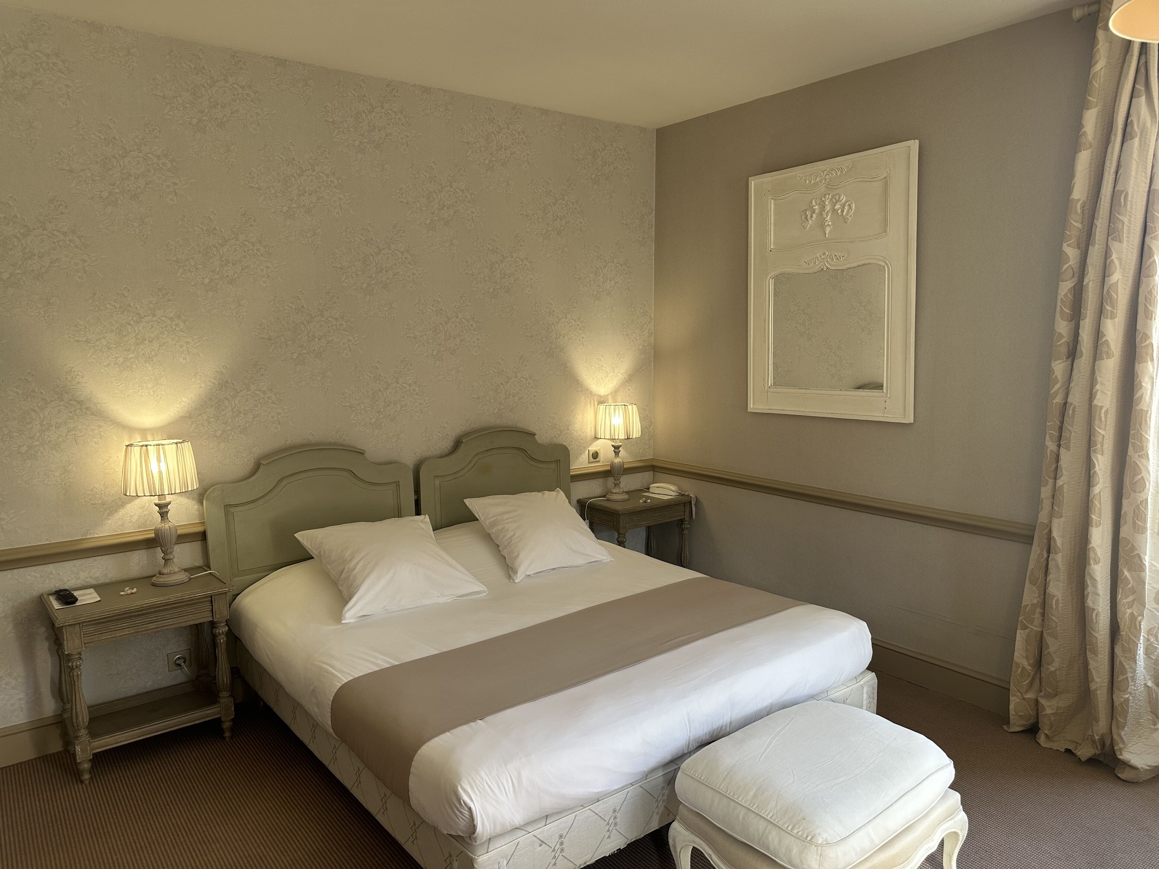 junior suite | minibar, in-room safe, desk, soundproofing