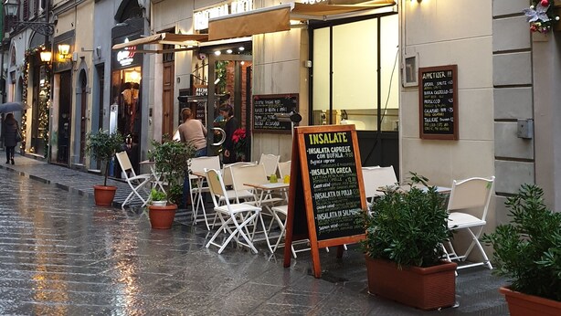 Un restaurant doté d’une terrasse, d’un panneau affichant le menu et d’une enseigne indiquant « CUCHA TORRENA ».